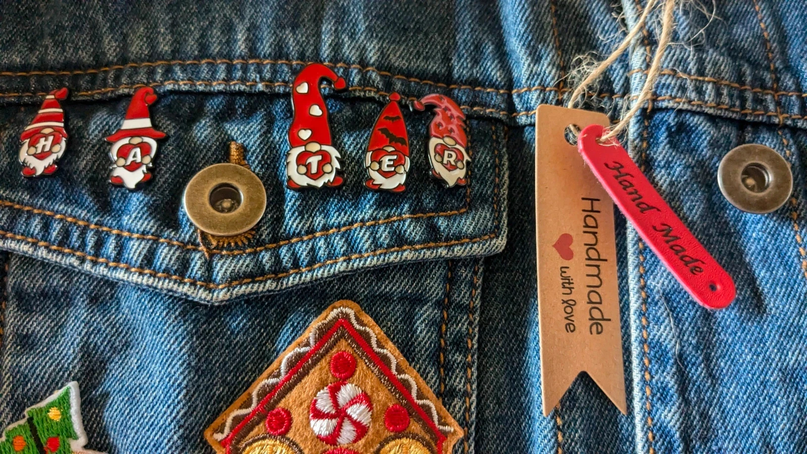 Chaqueta de mezclilla bordada "Bad Santa - Creepy Christmas" – photo 4